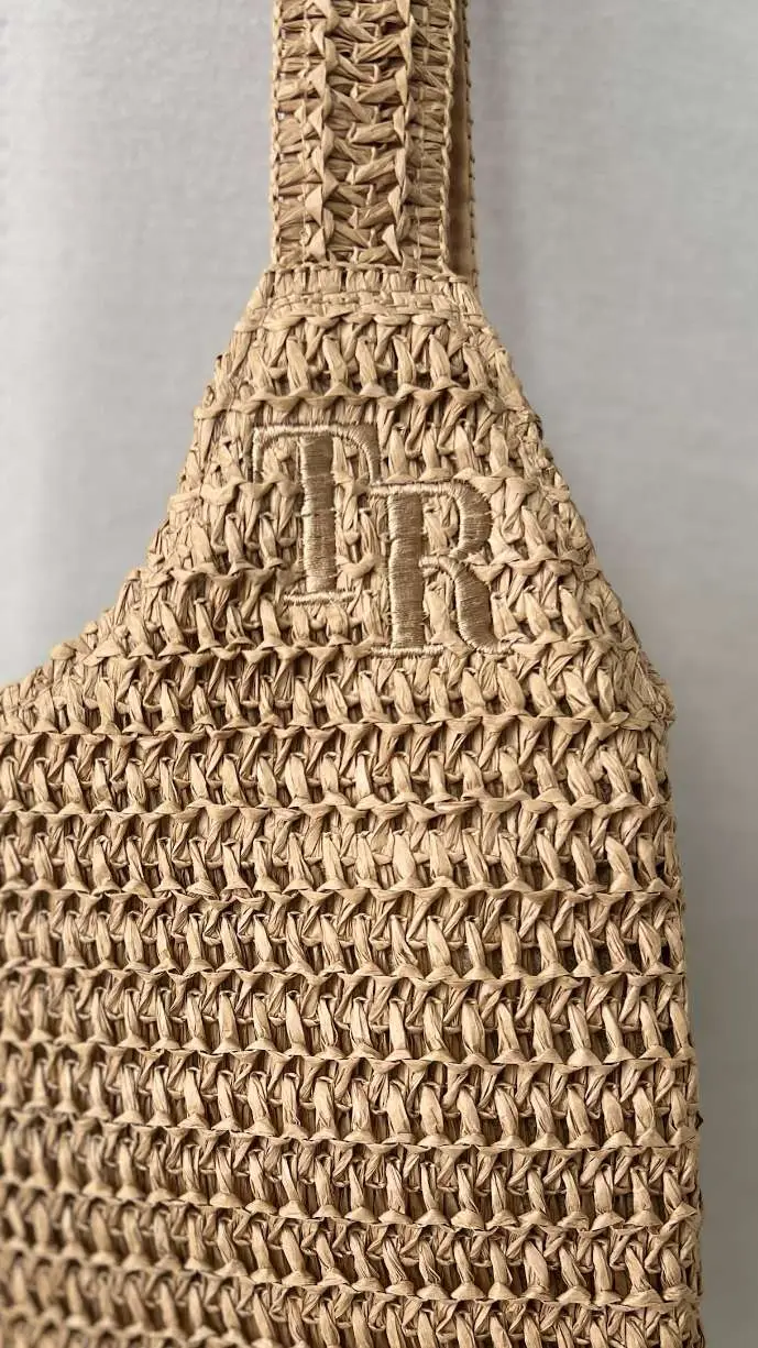 Bolso de playa tejido con las iniciales TR bordadas