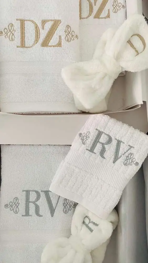 Dos Beauty Sets con las iniciales DZ y RV bordadas