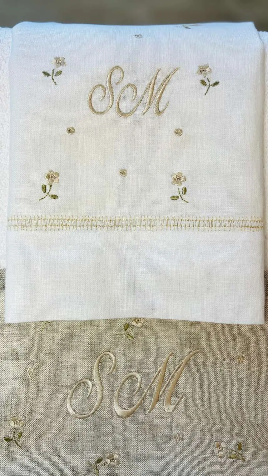Set de toalla de mano y toalla de cortesía en lino con el monograma SM y flores bordadas