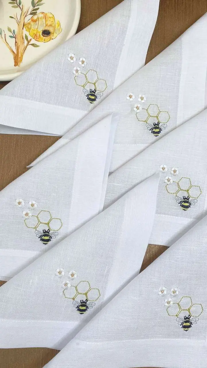 Servilletas de cóctel con abejas y panal bordados