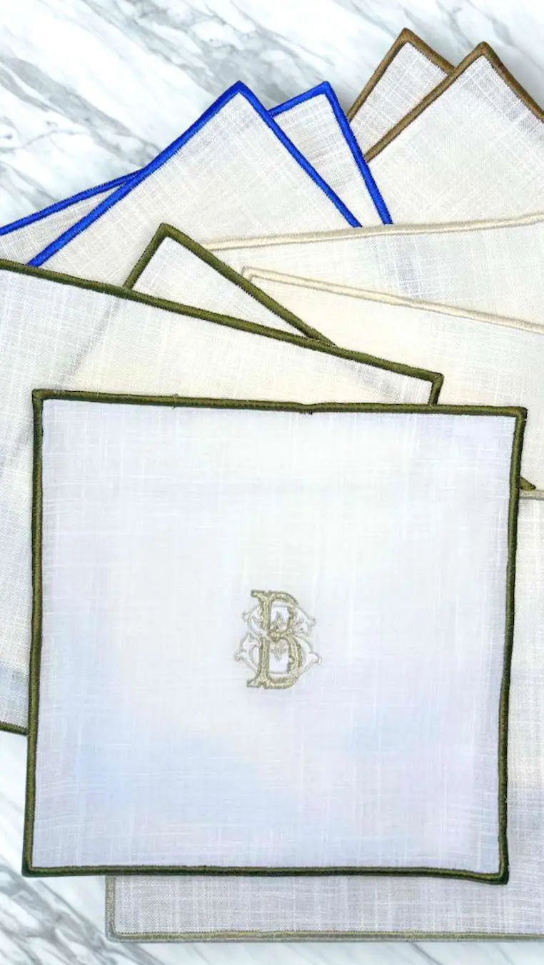 Servilletas de cóctel de lino con bordes de colores y monograma