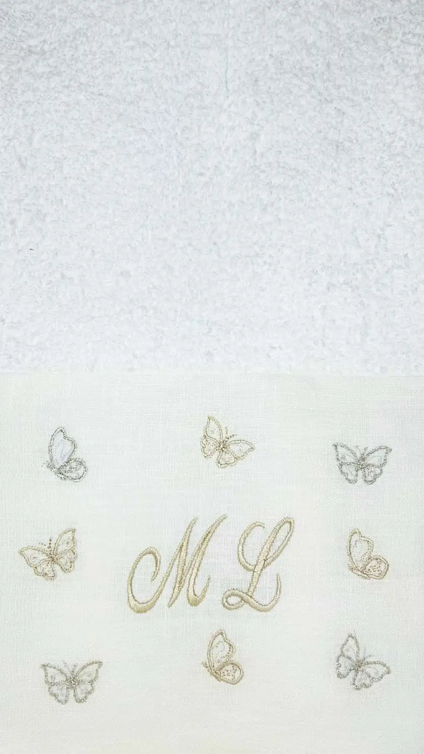 Toalla blanca con cenefa de lino, iniciales ML y mariposas bordadas