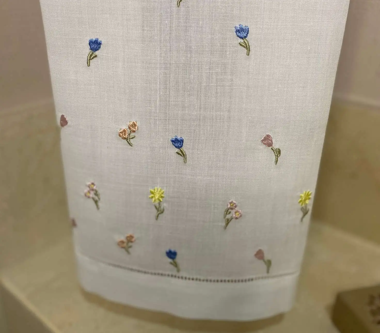 Toalla de cortesía en lino con flores de colores bordadas