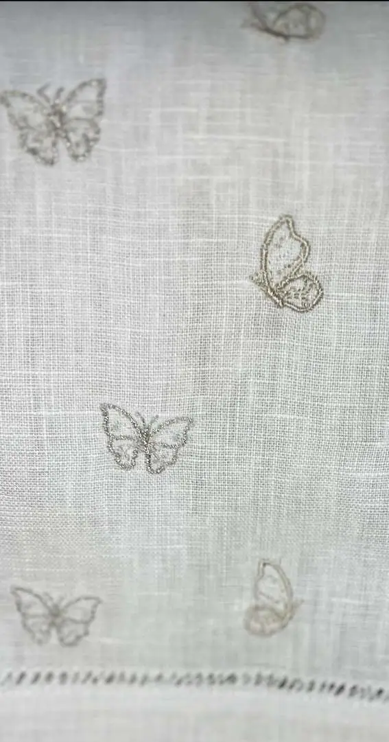 Toalla de cortesía en lino con mariposas bordadas en gris