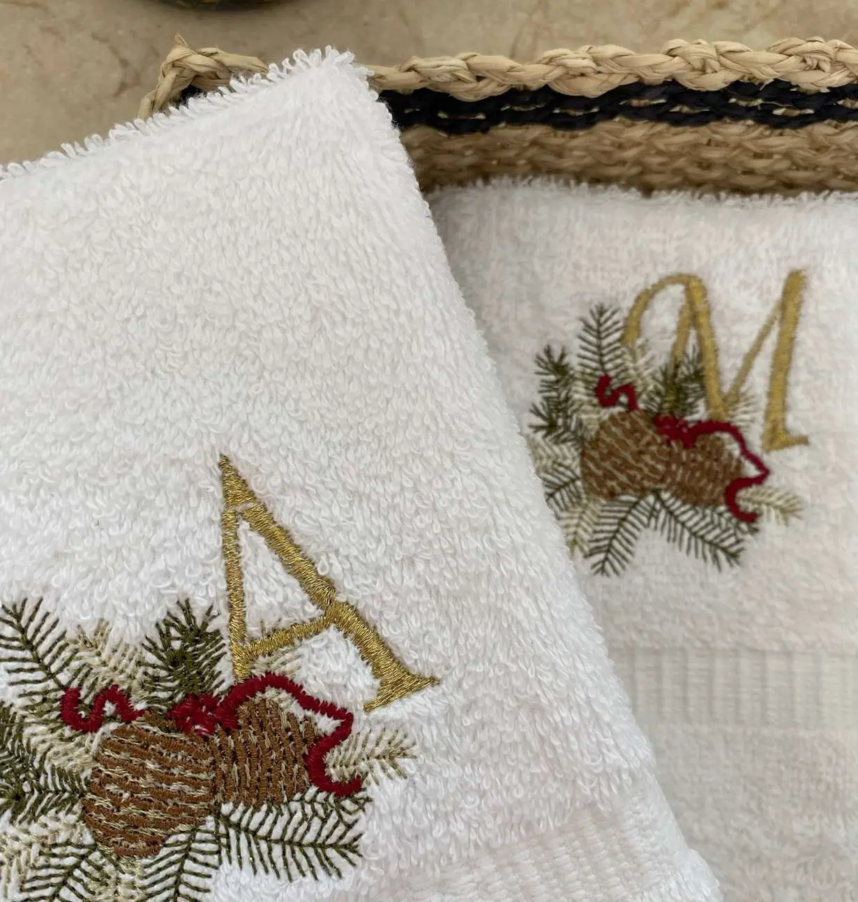 Toalla de mano con la inicial A y piñas navideñas bordadas