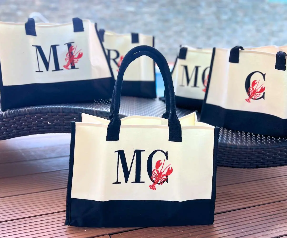 Tote bag con las iniciales MC y una langosta roja bordada